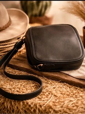 Coach #9031 black leather vintage Wendie crossbody bag